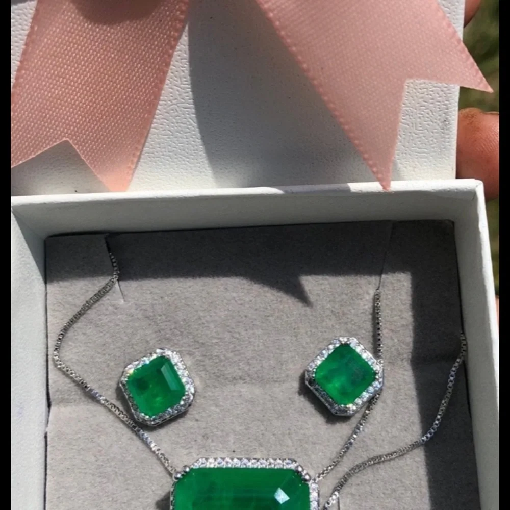 Gorgeous emerald 2ct square studs silver plated - Picture 10 of 11